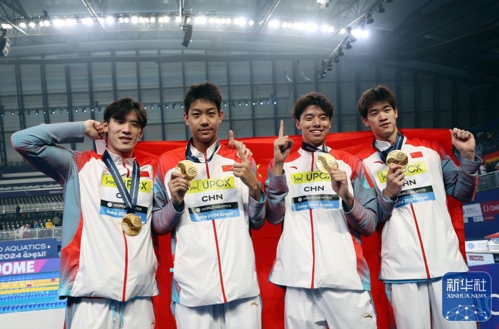 2月11日，2024年多哈游泳世錦賽男子4×100米自由泳接力決賽，中國(guó)隊(duì)選手王浩宇、張展碩、季新杰和潘展樂(lè)（從左到右）在頒獎(jiǎng)儀式后合影慶祝。新華社記者 雒圓 攝