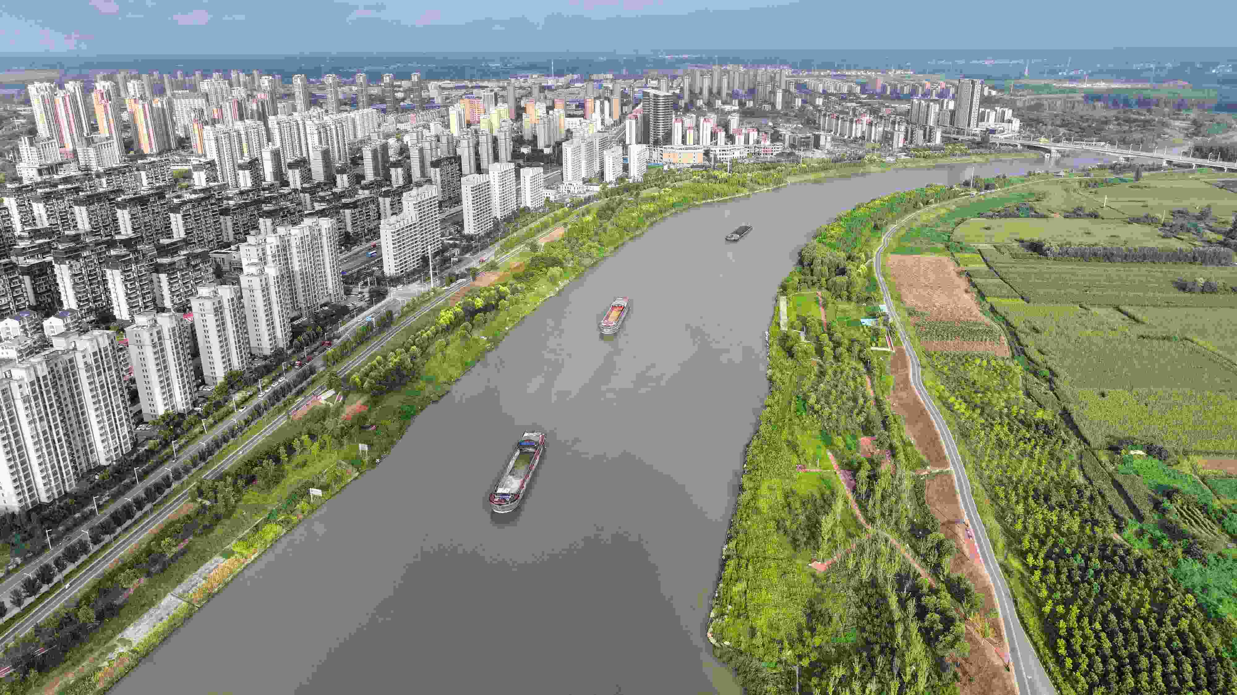 △ 2023年8月21日，安徽阜陽，初秋時節(jié)，界首城市建設(shè)與沙潁河水系、橋梁和綠植相映襯，構(gòu)成一幅生態(tài)宜居的美麗畫卷。