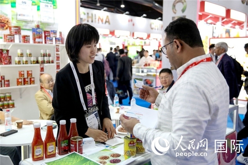 圖為中國(guó)參展企業(yè)代表與采購(gòu)商交流。人民網(wǎng) 塔里克·易卜拉欣攝