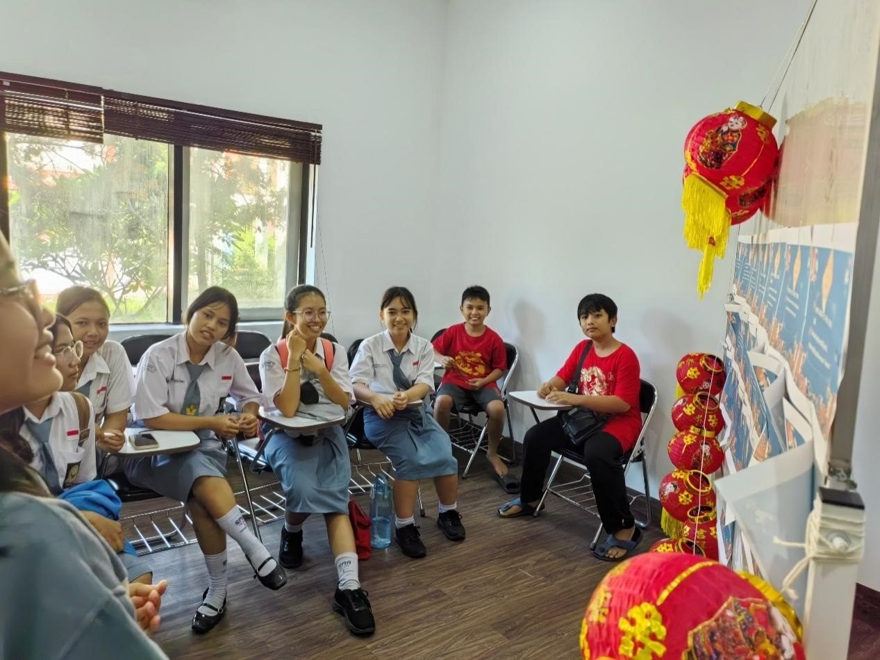 學(xué)生們踴躍參與猜燈謎活動(dòng)。巴陵康孔子學(xué)院供圖