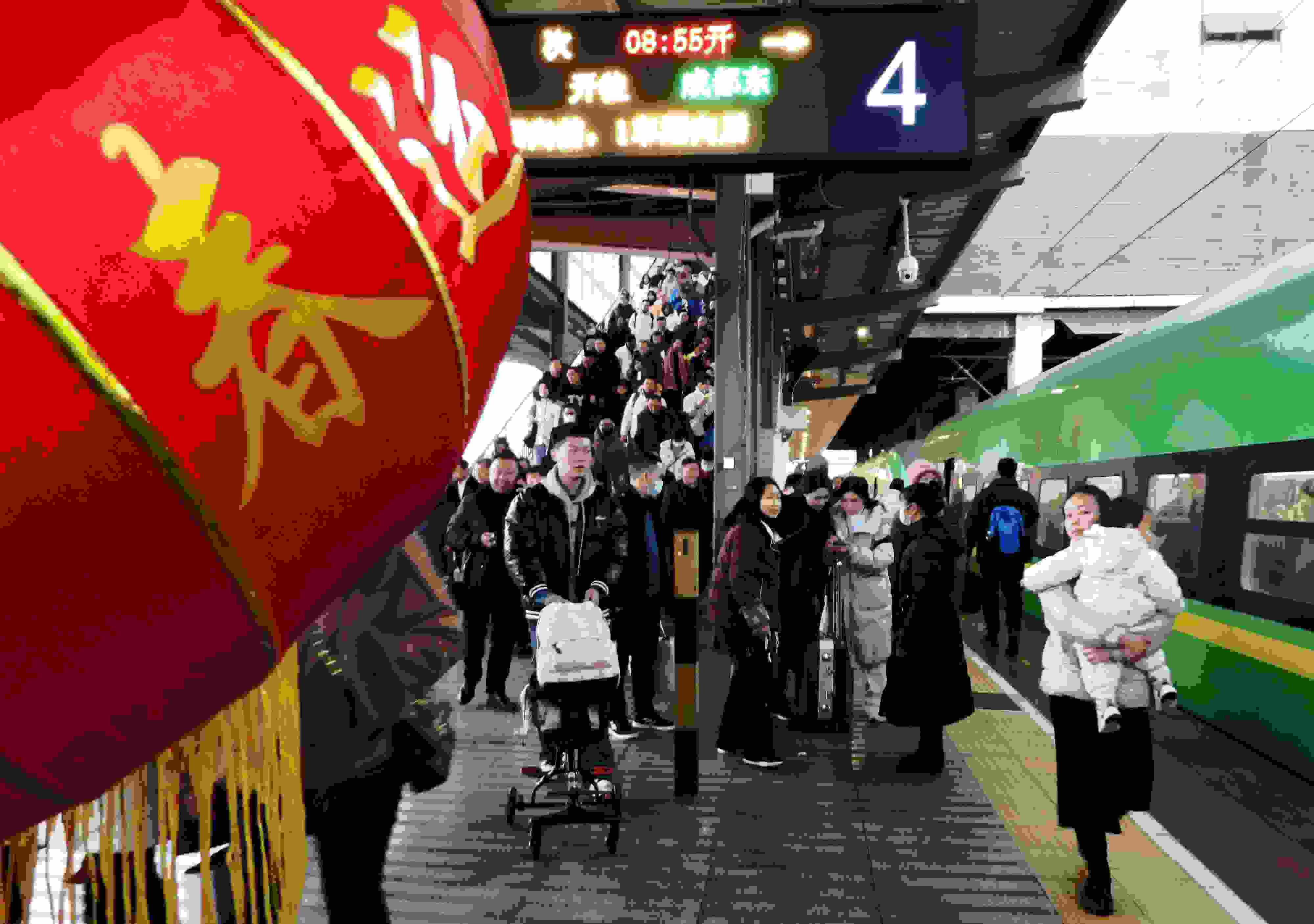 △ 2024年1月26日，四川省達州市車站，準(zhǔn)備乘坐“復(fù)興號”動車組列車出行的旅客。