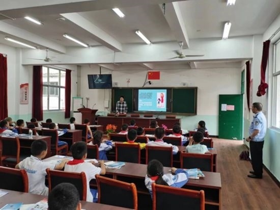 安全知識(shí)宣傳進(jìn)校園。將樂(lè)縣農(nóng)業(yè)農(nóng)村局供圖