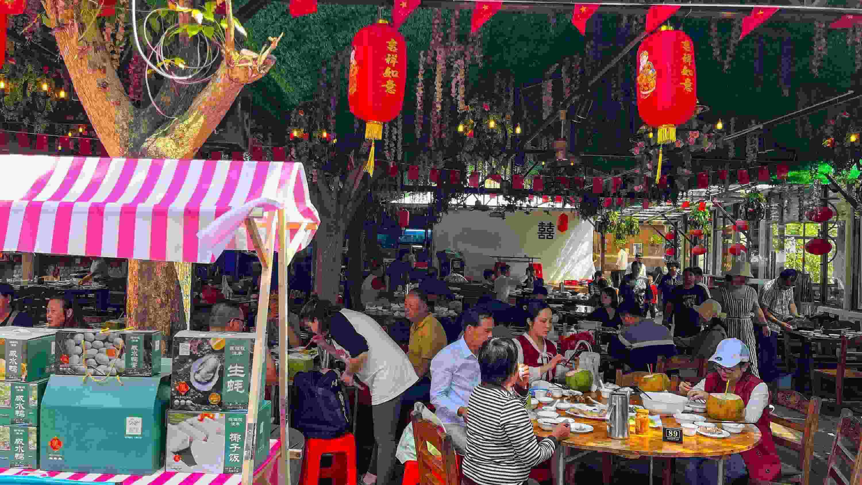 △ 2024年2月17日，春節(jié)假期最后一天，海口鄉(xiāng)村旅游持續(xù)火爆，眾多游客前往漁家樂品嘗特色海鮮和鄉(xiāng)村美食。