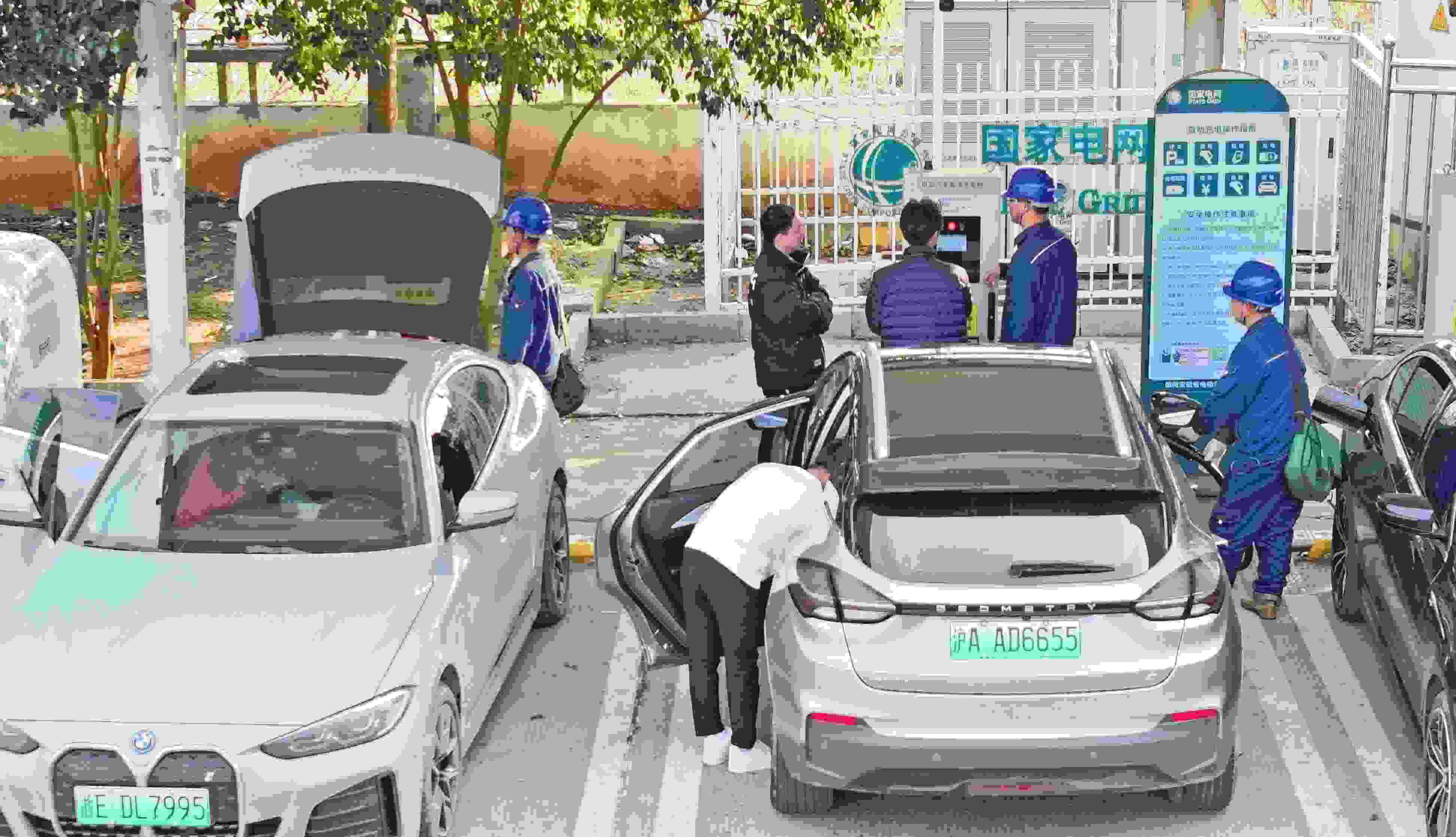 △ 2024年2月17日，安徽滁州來安縣大英鎮(zhèn)境內(nèi)的G36寧洛高速曹莊服務(wù)區(qū)，滁州市供電公司工作人員協(xié)助電動汽車車主高效解決充電中遇到的問題。