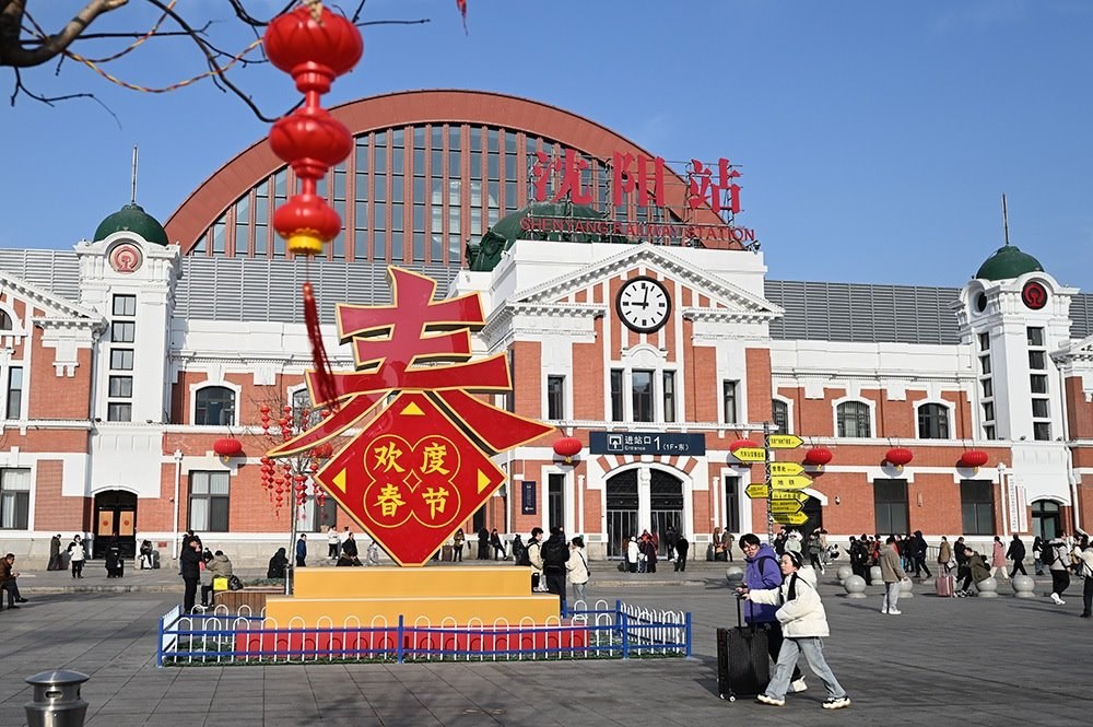 △ 2024年2月17日，沈陽站，人們拉著大大小小的行李箱，踏上了龍年新征程。