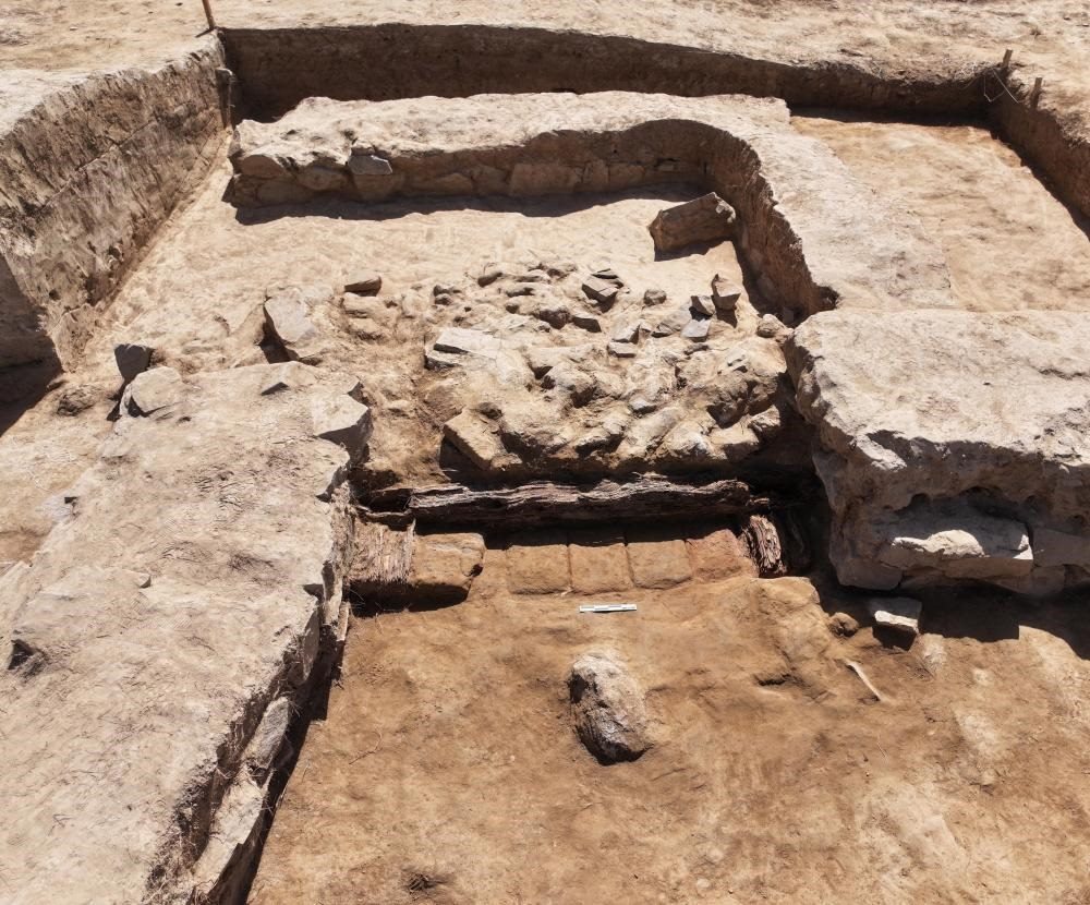 這是都蘭熱水墓群北一區(qū)M37號（“羊圈墓”）祭祀建筑的木質(zhì)門構。