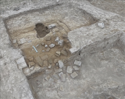 這是都蘭熱水墓群北一區(qū)M37號（“羊圈墓”）祭臺的砌磚。