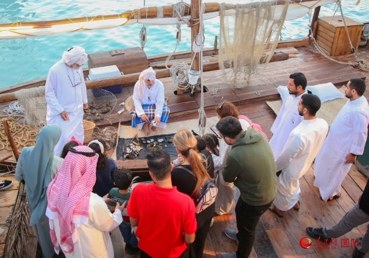 游客了解采珠工作。人民網 塔里克·易卜拉欣攝