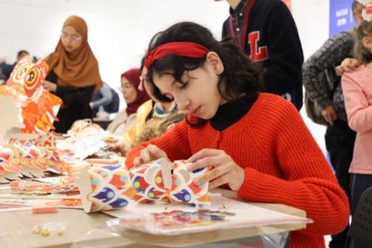 參與者在制作元宵彩燈。拉巴特中國文化中心供圖