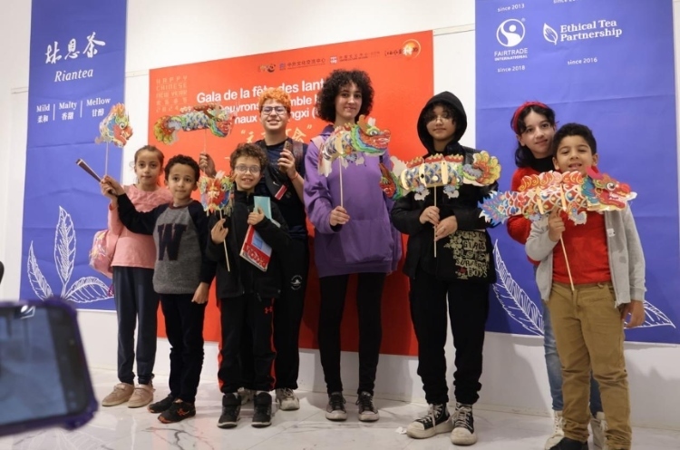 孩子們拿著元宵彩燈合影。拉巴特中國文化中心供圖