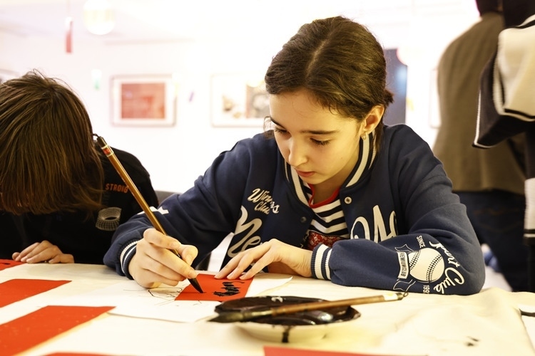 羅馬尼亞小朋友書寫毛筆字。中國(guó)文化中心供圖