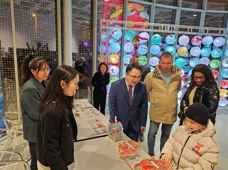 匈牙利小朋友猜燈謎。翟朝暉攝