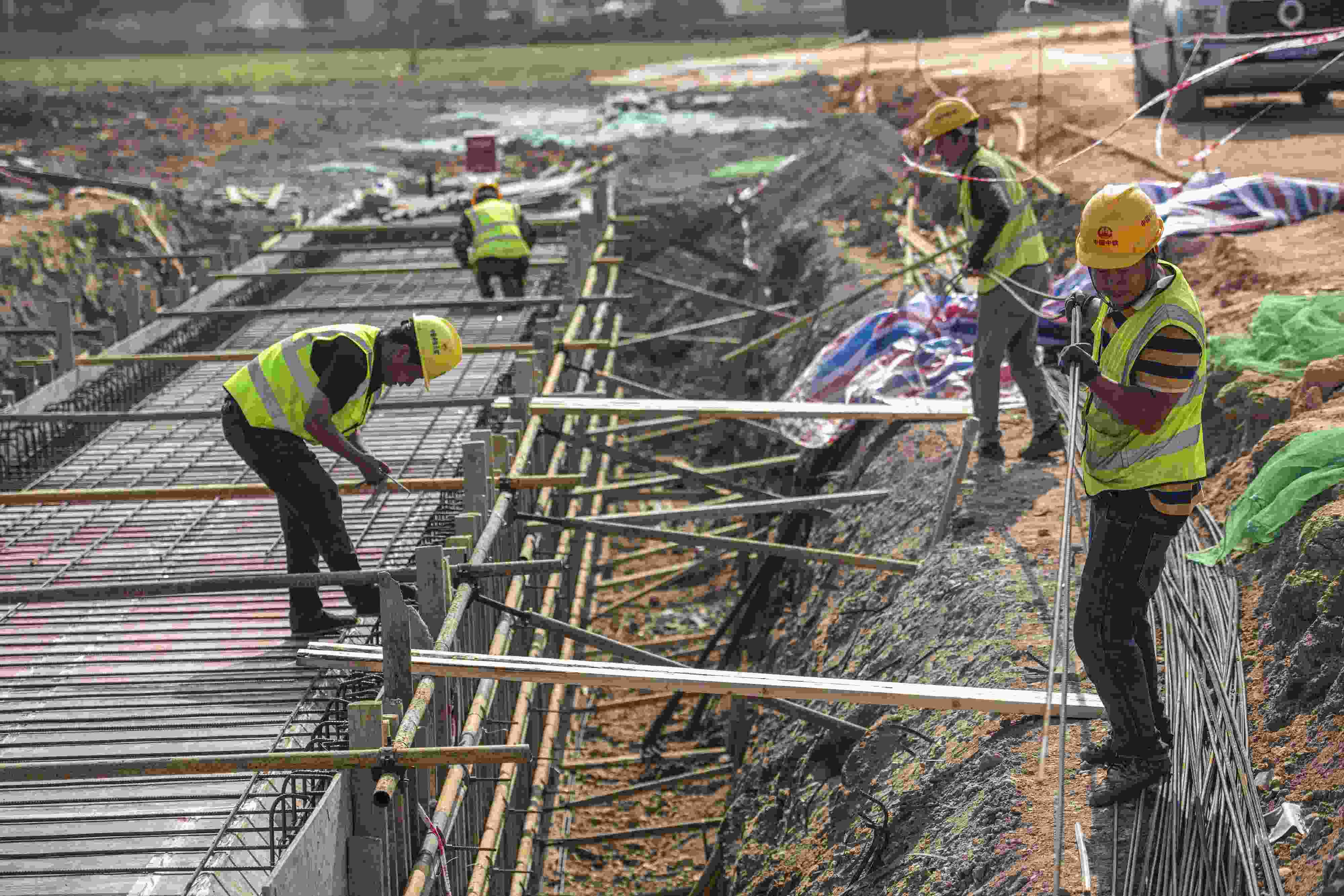 △ 2024年2月20日，海南省瓊海市，工程機(jī)械在博鰲樂(lè)城國(guó)際醫(yī)療旅游先行區(qū)康健路上加緊施工。