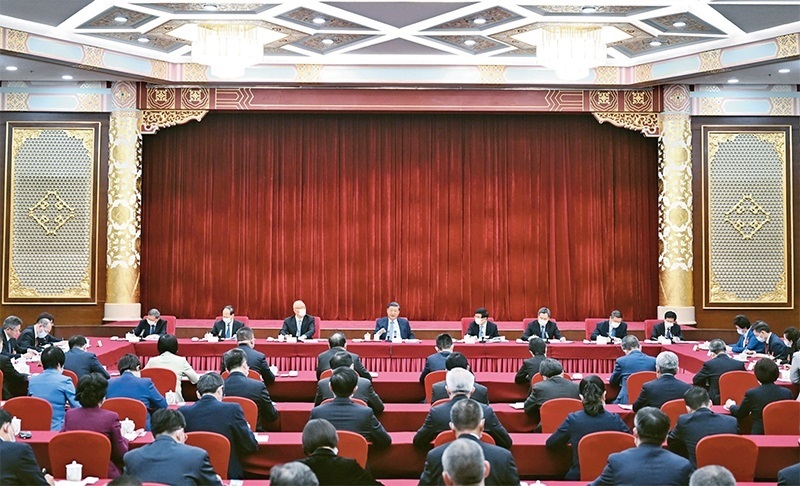 2023年3月6日，中共中央總書記、國家主席、中央軍委主席習近平看望參加全國政協(xié)十四屆一次會議的民建、工商聯(lián)界委員，并參加聯(lián)組會，聽取意見和建議。中共中央政治局常委、全國政協(xié)十四屆一次會議主席團會議主持人王滬寧，中共中央政治局常委蔡奇、丁薛祥參加看望和討論。 新華社記者 謝環(huán)馳/攝