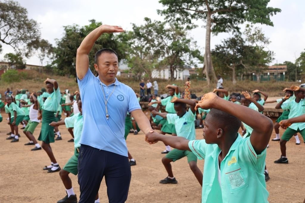 2月20日，在塞拉利昂首都弗里敦，來自塞拉利昂大學(xué)孔子學(xué)院的武術(shù)教師劉偉在為當(dāng)?shù)貙W(xué)生上武術(shù)課。