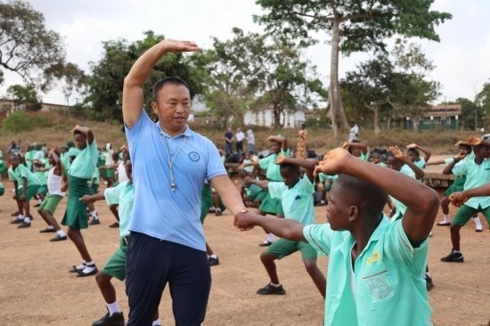 2月20日，在塞拉利昂首都弗里敦，來(lái)自塞拉利昂大學(xué)孔子學(xué)院的武術(shù)教師劉偉在為當(dāng)?shù)貙W(xué)生上武術(shù)課。