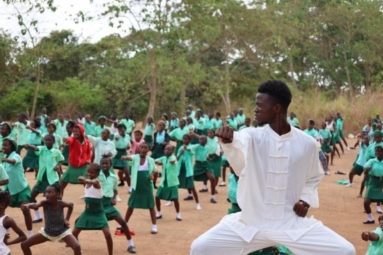 2月20日，在塞拉利昂首都弗里敦，當(dāng)?shù)貙W(xué)生在上武術(shù)課。