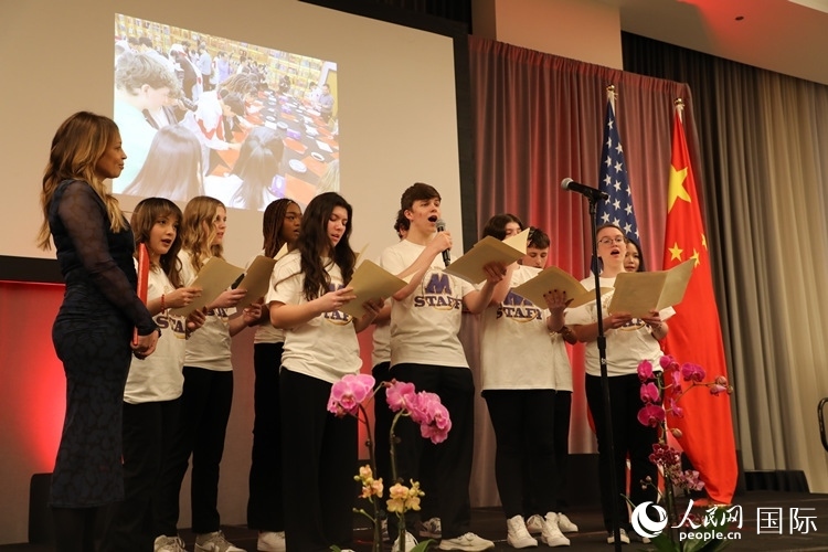 馬斯卡廷中學(xué)的學(xué)生們還深情演唱了表現(xiàn)中美兩國人民友誼的歌曲《情緣留住永恒的記憶》。 人民網(wǎng)記者 李志偉攝