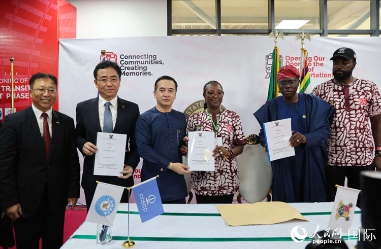 中國土木尼日利亞公司執(zhí)行董事張志臣（左三）與桑沃-奧盧（右二）分別代表雙方簽署了項(xiàng)目二期合同。閆玉娟攝
