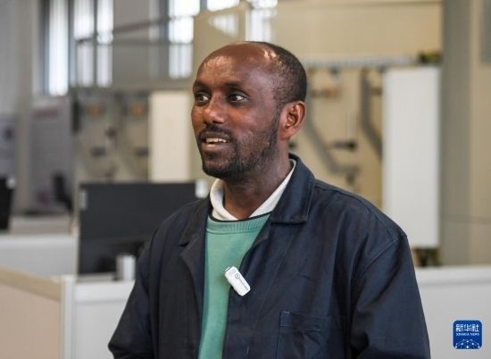 2月15日，在亞的斯亞貝巴的埃塞俄比亞聯(lián)邦職業(yè)技術(shù)培訓(xùn)學(xué)院，魯班工坊當(dāng)?shù)亟處熂s納斯·阿凱萊（中文名艾友涵）接受新華社采訪。