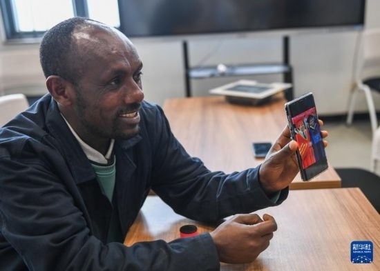 2月15日，在亞的斯亞貝巴的埃塞俄比亞聯(lián)邦職業(yè)技術(shù)培訓(xùn)學(xué)院，魯班工坊當(dāng)?shù)亟處熂s納斯·阿凱萊（中文名艾友涵）展示在中國學(xué)習(xí)時的照片。