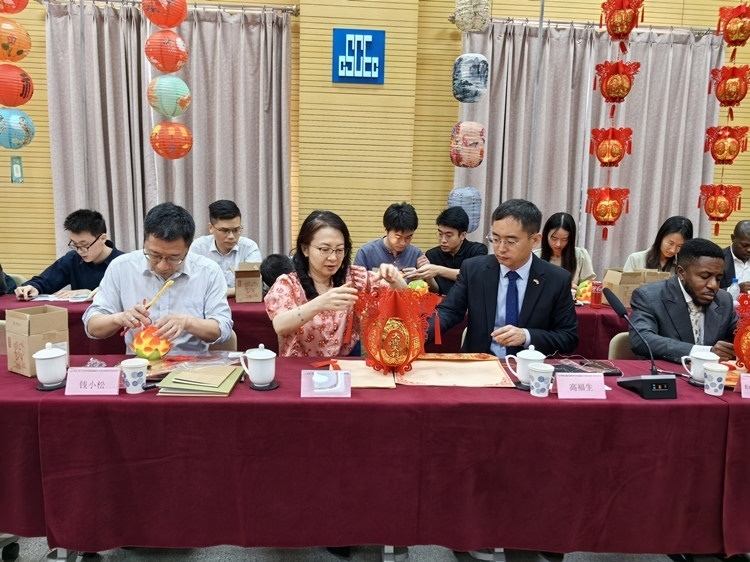 燈籠文化交流活動(dòng)現(xiàn)場(chǎng)。中建國(guó)際中西非公司供圖