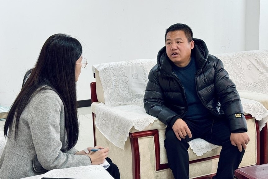 人民網(wǎng)記者采訪“在水一方”小區(qū)住戶。人民網(wǎng) 高清揚攝