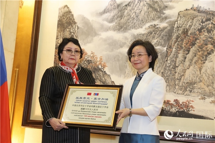 沈大使向?qū)殑跔柆敚ㄗ螅┟貢L(zhǎng)轉(zhuǎn)交捐款。人民網(wǎng)記者 霍文攝