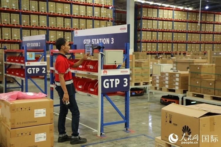 華為5G智能倉(cāng)庫(kù)里，工作人員正在利用智能系統(tǒng)辦公。人民網(wǎng)記者 曹師韻攝