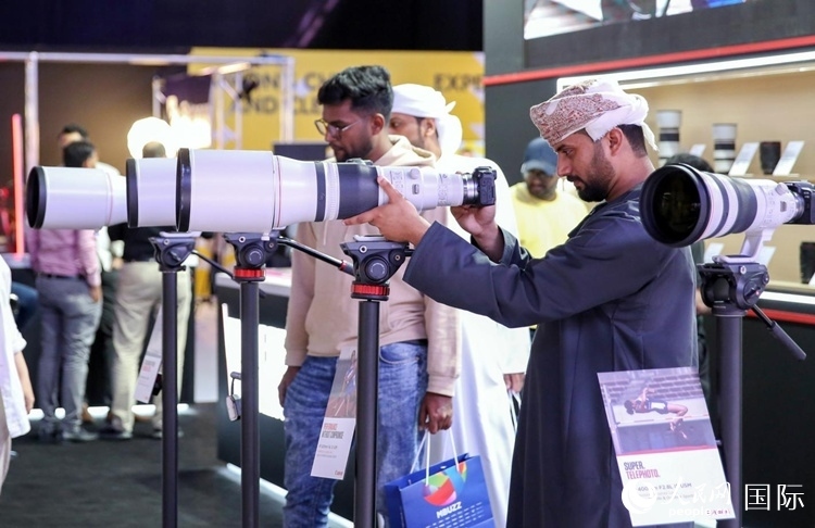 參觀者在體驗攝影設(shè)備。人民網(wǎng)塔里克·易卜拉欣攝