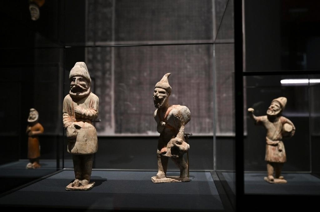“歷史之遇——中國與西亞古代文明交流展”于1月12日至4月11日在故宮午門正殿展廳舉行。這是展出的陶彩繪人俑（1月10日攝）。新華社記者金良快攝