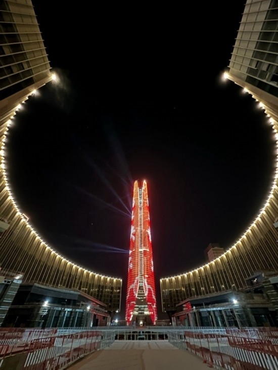  2024年2月9日，埃及開(kāi)羅以東建設(shè)中的埃及新行政首都中央商務(wù)區(qū)項(xiàng)目上演燈光秀，迎接龍年春節(jié)。新華社發(fā)（黎炳宏攝）