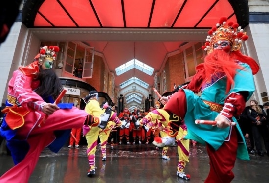  2024年2月10日，來(lái)自廣東普寧的英歌舞團(tuán)演員在英國(guó)倫敦伯靈頓拱廊街表演英歌舞。新華社記者 李穎 攝