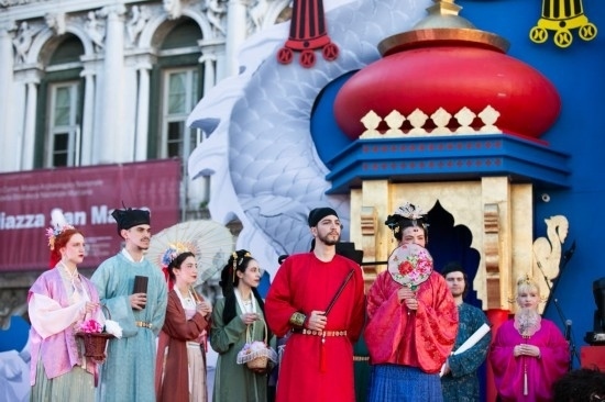  2024年2月13日，在意大利威尼斯，志愿者身著漢服進(jìn)行表演。新華社記者 李京 攝