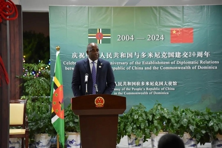多米尼克總理斯凱里特在中多建交20周年招待會上致辭。中國駐多米尼克大使館供圖