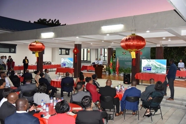 當(dāng)?shù)貢r間3月13日，慶祝中國與多米尼克建交20周年招待會在中國駐多大使館舉行。中國駐多米尼克大使館供圖