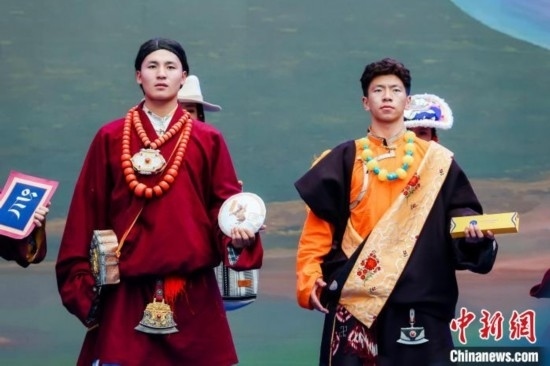 圖為身著民族服飾的演員們展示果洛特產(chǎn)。 果洛州文體旅游廣電局 供圖