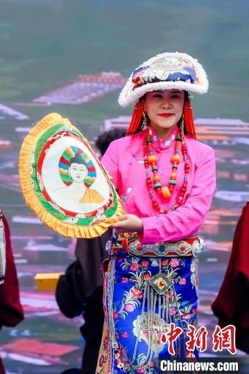 圖為身著民族服飾的演員們展示果洛特色產(chǎn)品。 果洛州文體旅游廣電局 供圖