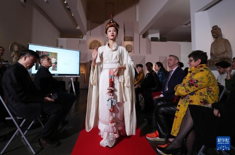 3月13日，在位于法國巴黎的吉美國立亞洲藝術博物館，模特展示敦煌復原服飾。新華社記者 高靜 攝