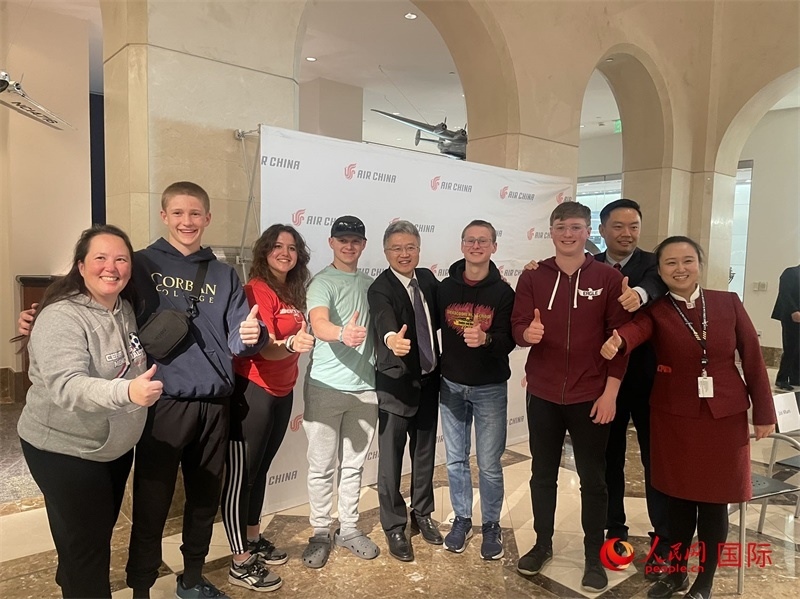 師生們出發(fā)前與國航工作人員合影留念。人民網(wǎng)記者 鄧圩攝