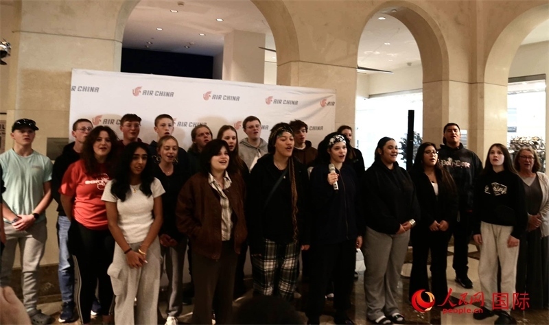 全體美國高中生合唱《希望的田野》。人民網(wǎng)記者 鄧圩攝