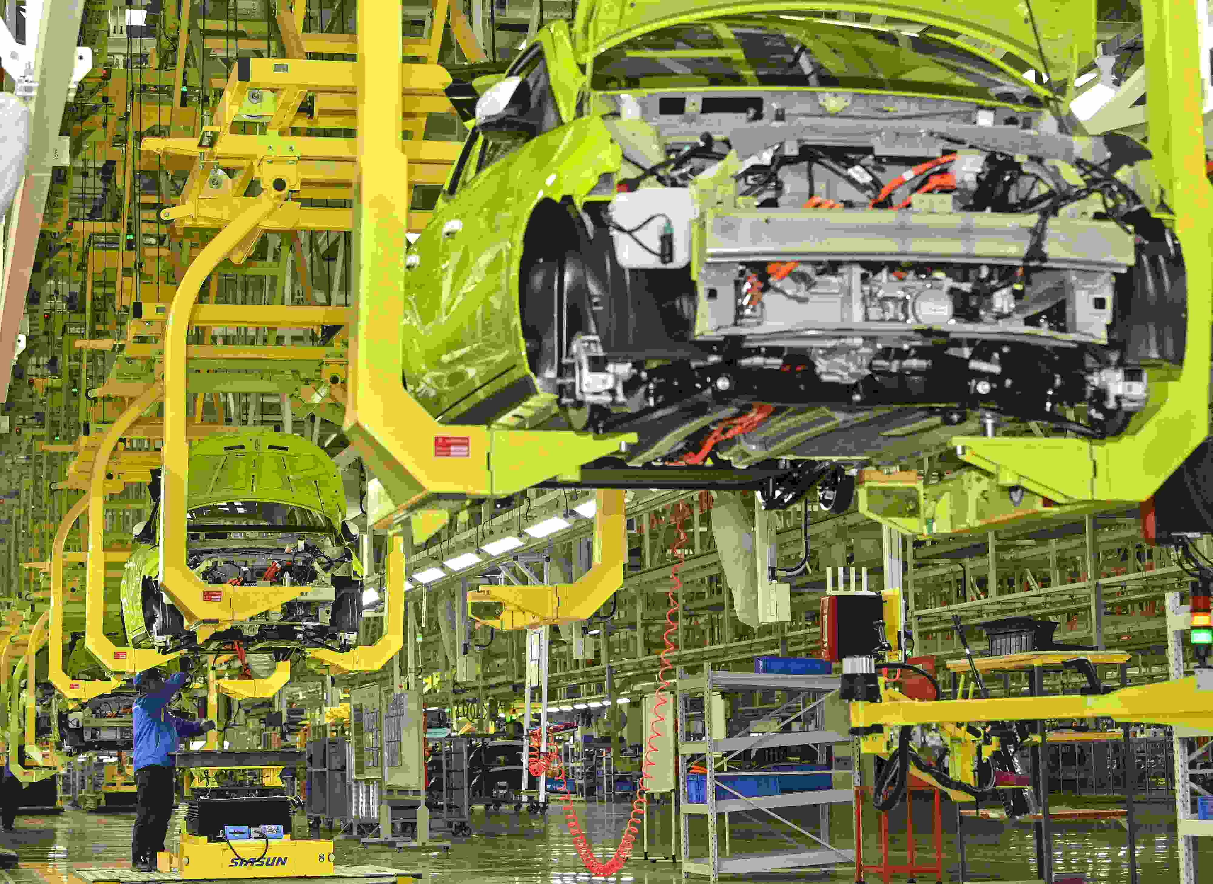 △ 2024年2月27日，一家新能源汽車公司的總裝車間生產(chǎn)線上，工人正在加緊生產(chǎn)趕訂單。