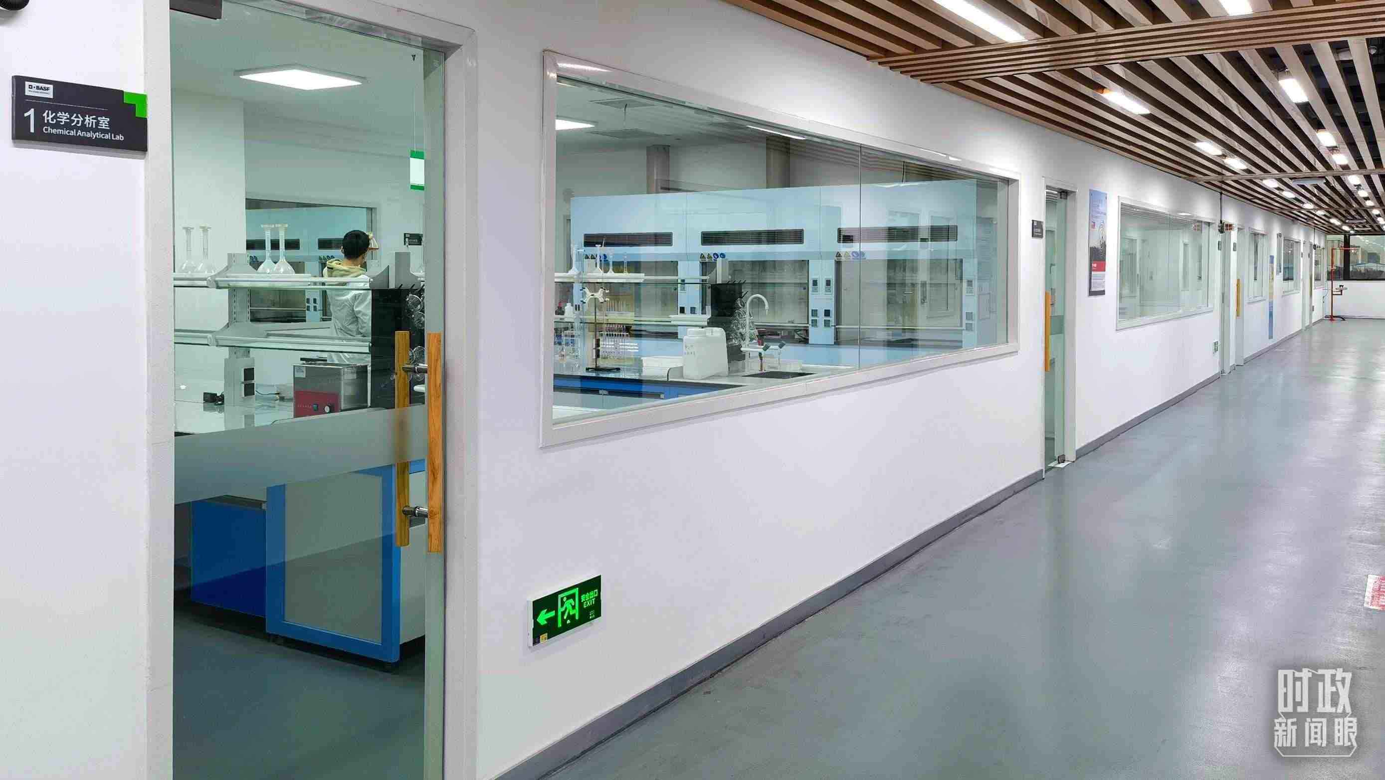 △巴斯夫杉杉電池材料有限公司化學(xué)分析室。（總臺央視記者石丞拍攝）