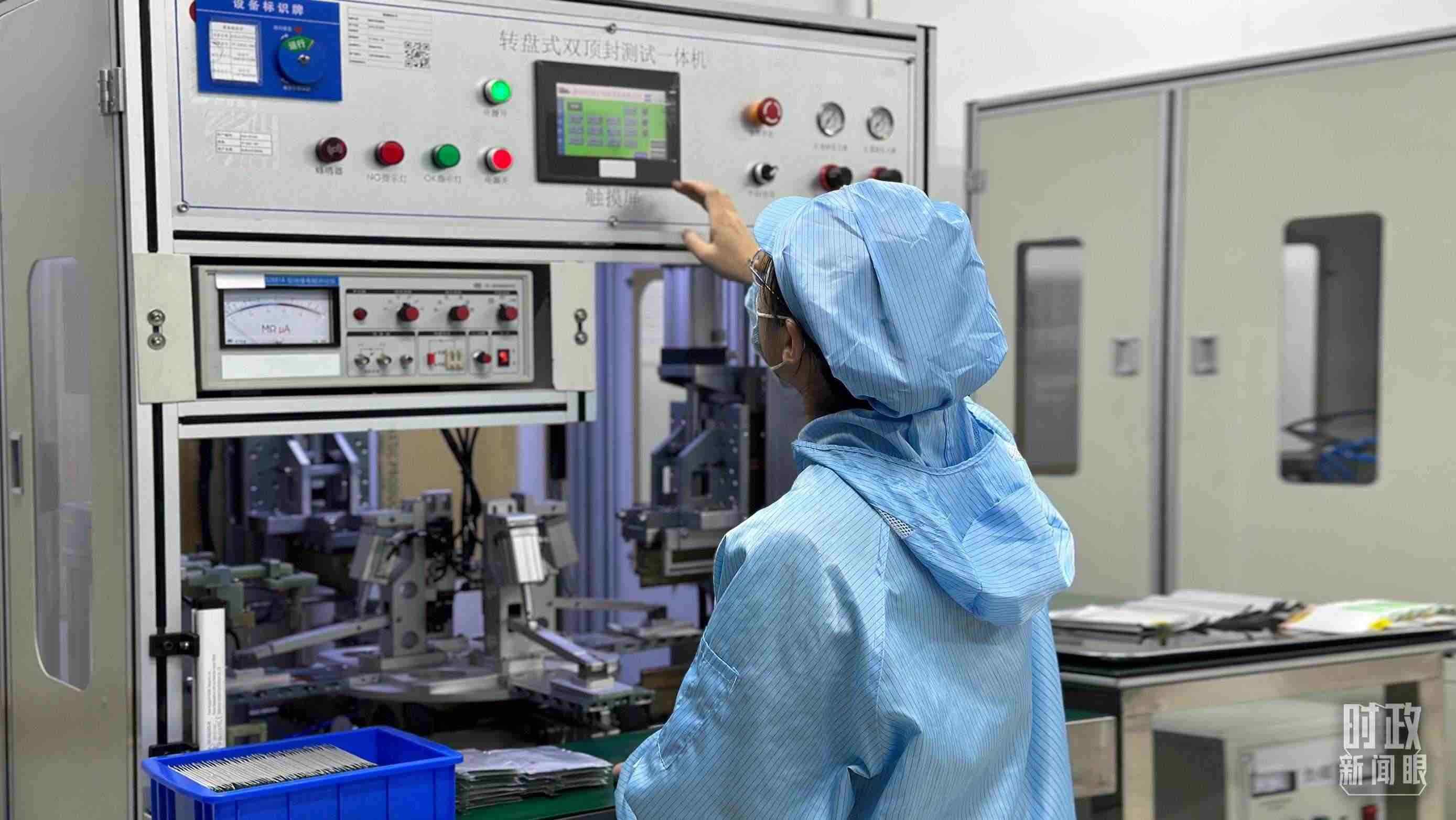 △企業(yè)電池技術(shù)中心內(nèi)，員工正在進行電池封裝。（總臺央視記者盧心雨拍攝）