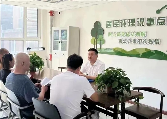 村（居）民評理說事點(diǎn)調(diào)解矛盾糾紛。遼寧省司法廳供圖