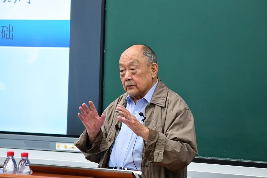 91歲的楊士莪院士“一站到底”為學生授課。哈爾濱工程大學供圖