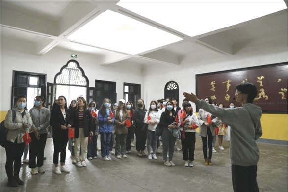 2021年5月20日，少數(shù)民族學生在湖南第一師范學院進行紅色研學活動，共同追尋那段紅色歲月的足跡。