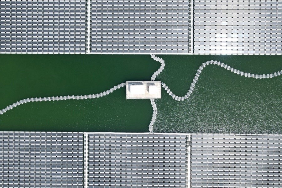 2022年8月25日拍攝的潁上縣毛圩水上光伏電站（無人機照片）。近年來，安徽省阜陽市潁上縣古城鎮(zhèn)積極推進采煤沉陷區(qū)治理工作，將昔日的采煤沉陷區(qū)建設(shè)成水上光伏電站，既減少占用土地面積，又能生產(chǎn)清潔能源。