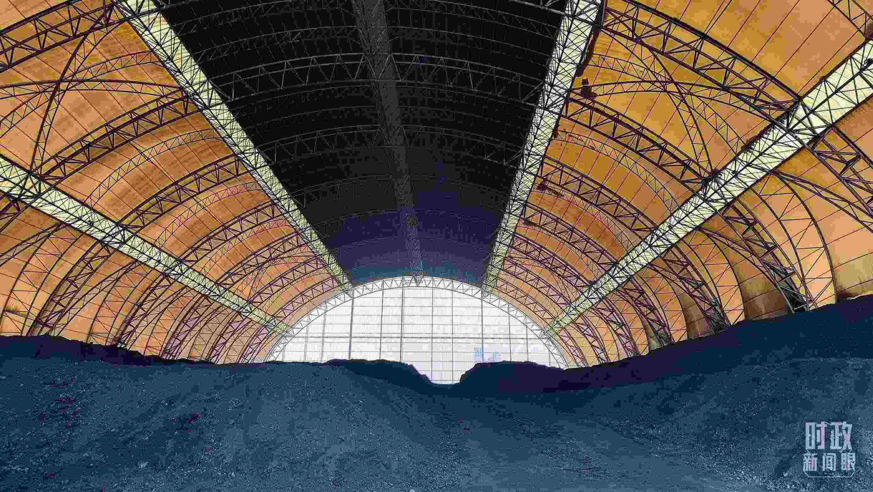 山西瑞光熱電有限責(zé)任公司儲煤場。2022年1月，習(xí)近平來到這里察看煤場儲煤情況。（總臺央視記者楊立峰拍攝）