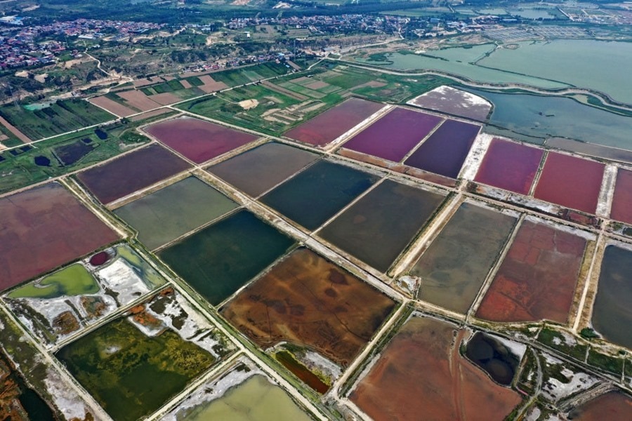 這是2023年7月11日拍攝的山西運城鹽湖一角（無人機照片）。按照“生態(tài)優(yōu)先、保護為主、適度開發(fā)”的原則，2020年9月，運城市全面停止鹽湖范圍內(nèi)的工業(yè)生產(chǎn)活動。近年來，千年鹽湖正在向生態(tài)保護、風(fēng)貌重塑、產(chǎn)業(yè)轉(zhuǎn)型、全域旅游的“綠色發(fā)展”轉(zhuǎn)變。